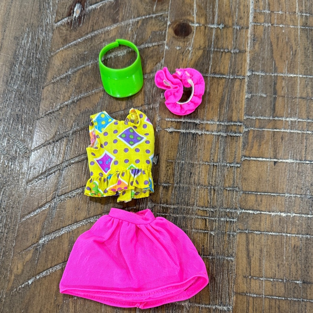 Barbie wet n wild #1088 Yellow and Pink Dress-Up Set